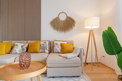 revLIVING GARDEN LOUNGE with garden & private parking