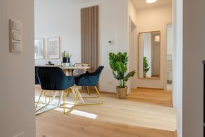 Dining - revLIVING GARDEN LOUNGE with garden & private parking (Krems an der Donau)