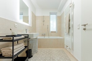 Haartrockner, Handtücher, Seife, Toilettenpapier