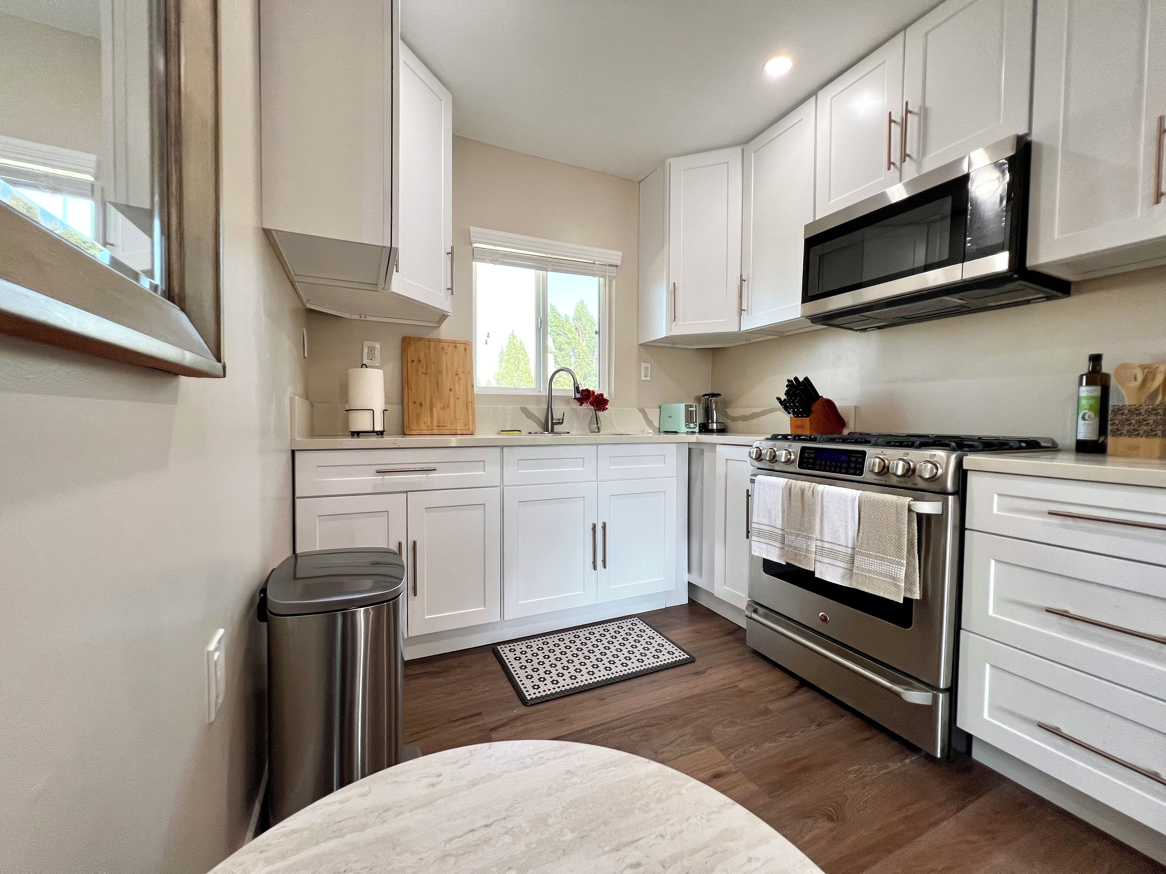 雪櫃、微波爐、焗爐、爐具