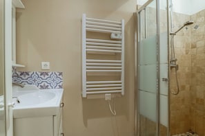 Secadora de cabello, toallas, jabón, papel de baño