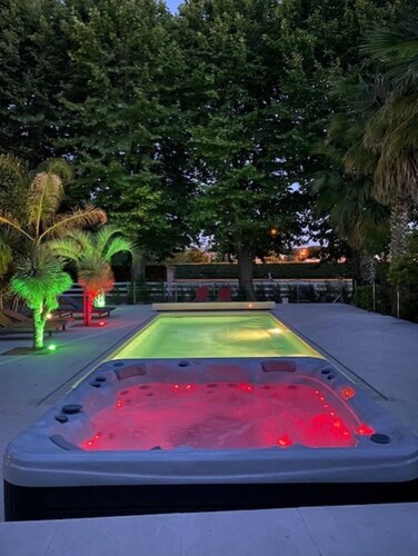 Guest rooms with Jacuzzi and swimming pool