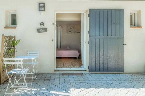 Guest rooms with Jacuzzi and swimming pool