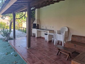 Terrace/patio - House with 6 suites, swimming pool, air conditioning, parking, barbecue. (Ilhabela)