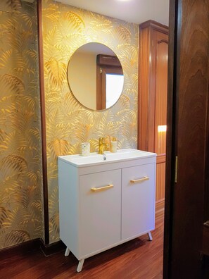 Shower, hair dryer, bidet, towels - La Casa de Begoña, rural apartment of 140 m2 in the center of Laguardia! (Laguardia)