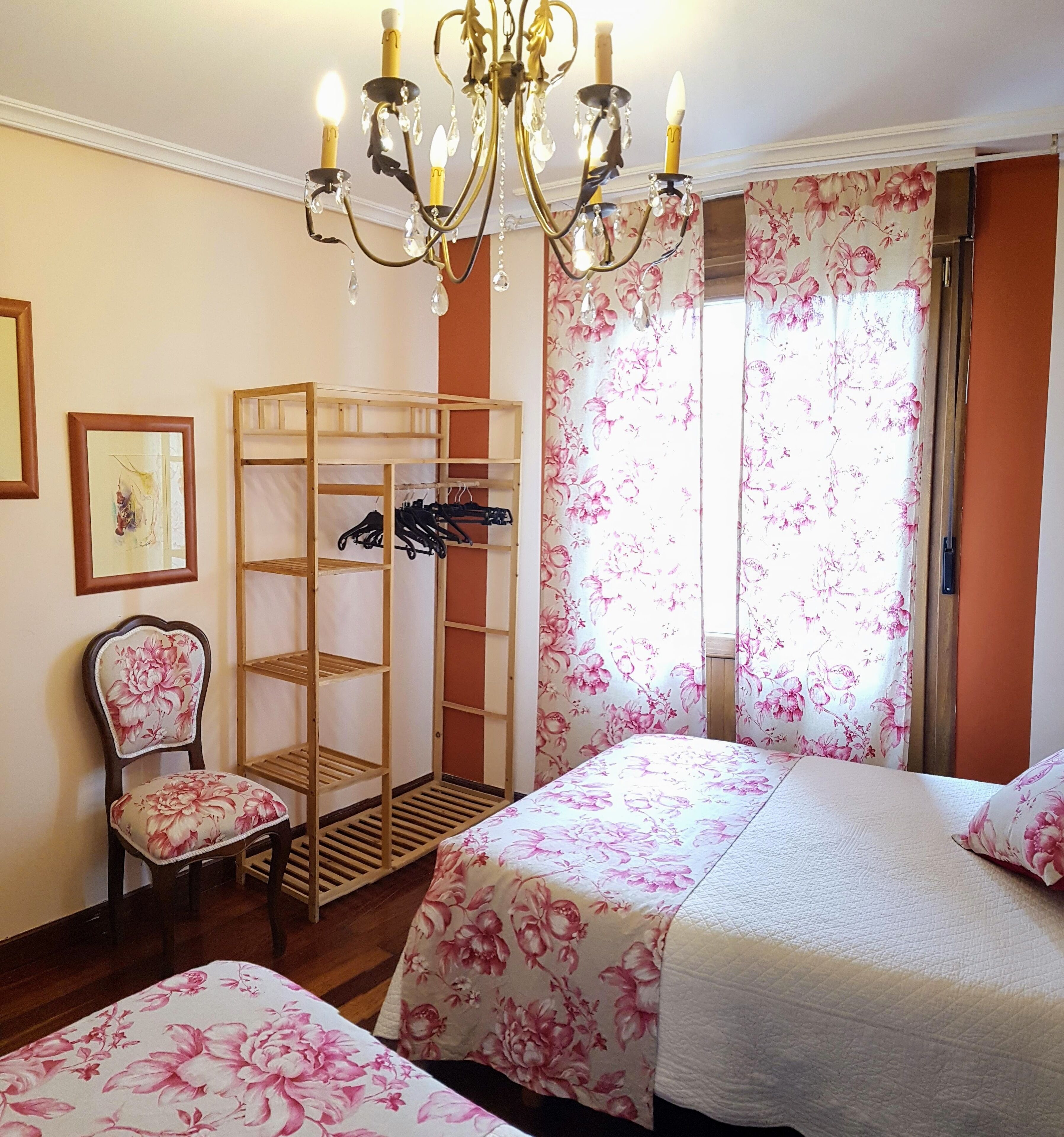 Een kluis op de kamer, een bureau, een strijkplank/strijkijzer