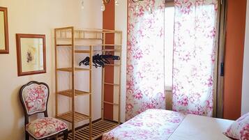 Een kluis op de kamer, een bureau, een strijkplank/strijkijzer