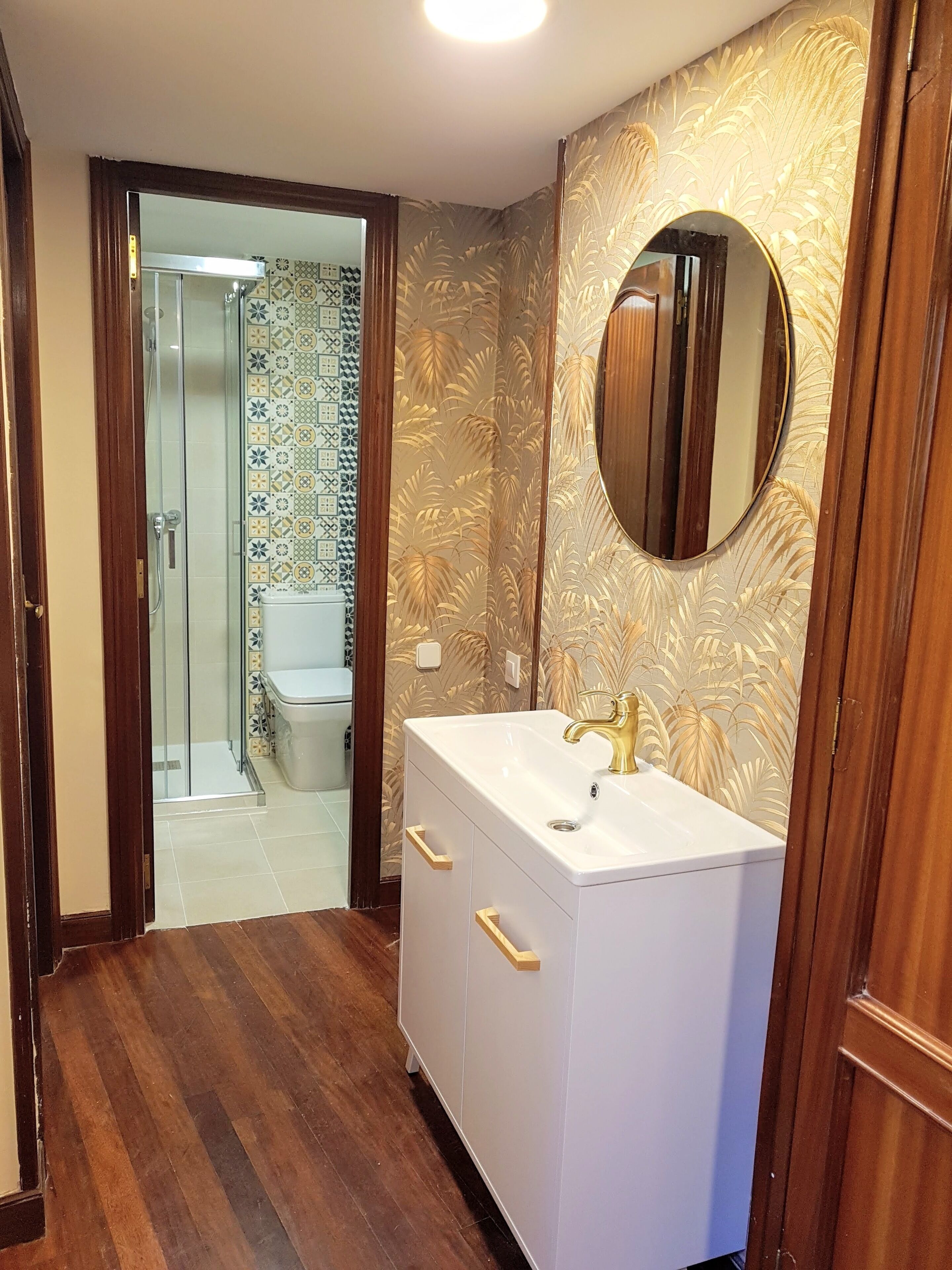 Douche, sèche-cheveux, bidet, serviettes fournies