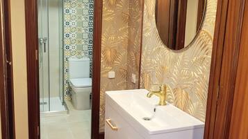 Een douche, een haardroger, een bidet, handdoeken