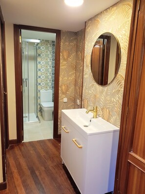 Een douche, een haardroger, een bidet, handdoeken