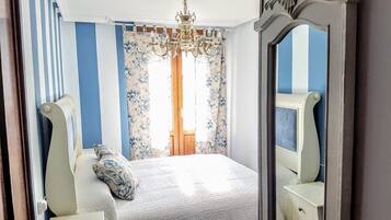 Een kluis op de kamer, een bureau, een strijkplank/strijkijzer