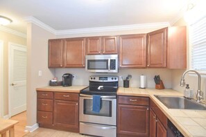 Køleskab, mikrobølgeovn, ovn, kogeplade