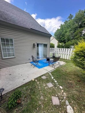 Outdoor dining - Urban Townhouse Retreat (Lexington County)