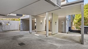 Property grounds - The Alps Two Bedroom - Spacious escape right in the centre of Queenstown! (Queenstown)