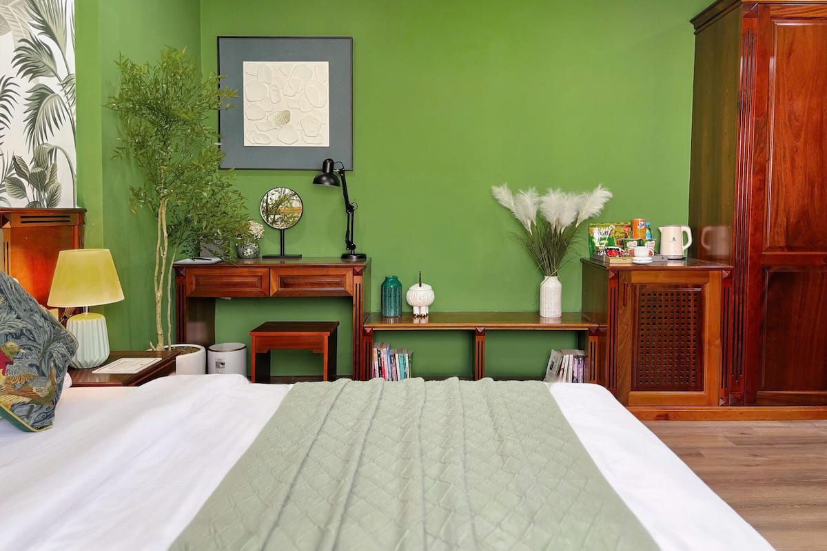 Shower, free toiletries, towels, soap