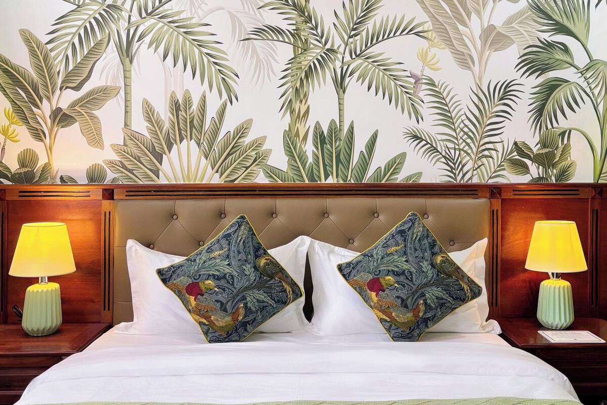 Minibar, free WiFi, bed sheets