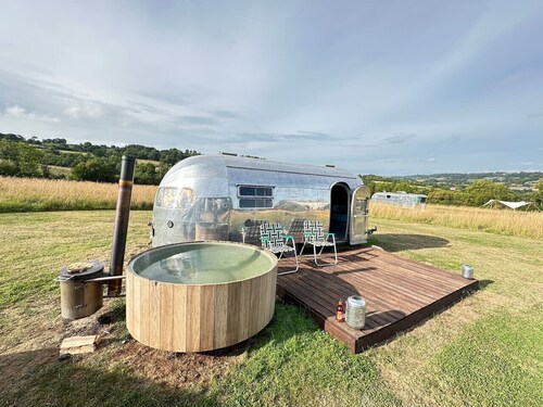 Vintage 1950 Airstream with valley views, fire pit and stargazing