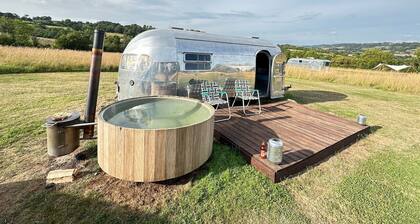 Vintage 1950 Airstream with valley views, fire pit and stargazing