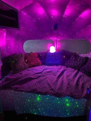 WiFi, bed sheets - Vintage 1950 Airstream with valley views, fire pit and stargazing (Devon)