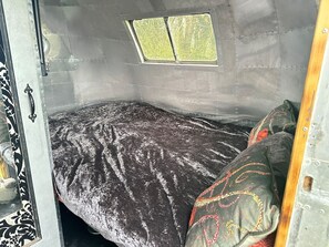 WiFi, bed sheets - Off-grid trailer stay with valley views and dark skies (Devon)