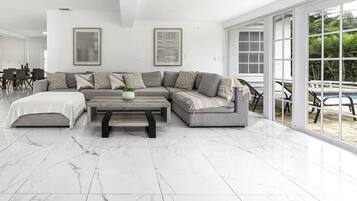 Smart TV, table tennis