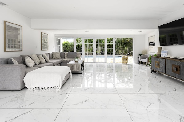 Smart TV, table tennis