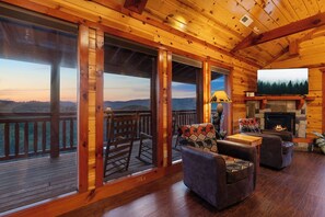 Interior - Cliffhanger: Stunning Mountain Views + Game Room + Private Indoor Pool + Hot tub (Sevierville)