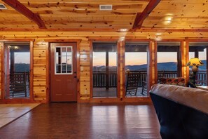 Interior - Cliffhanger: Stunning Mountain Views + Game Room + Private Indoor Pool + Hot tub (Sevierville)