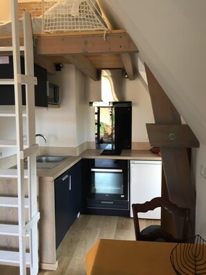 Kjøleskap, mikrobølgeovn, ovn og oppvaskmaskin