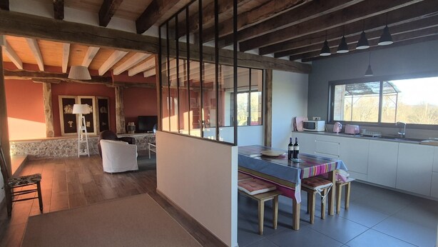 A modern interior with a kitchen and living area. - La Bergerie de la Borie, piscine, près Rocamadour (Miers)