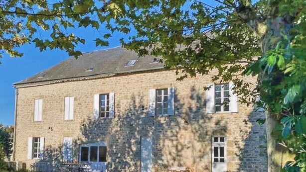 A stone building with a swimming pool and outdoor seating. - Maison de la source, swimming pool, 10 min padirac (Alvignac)