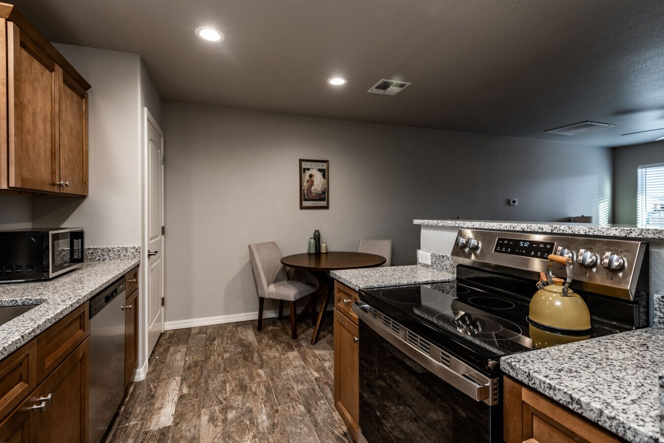 雪櫃、微波爐、焗爐、爐具