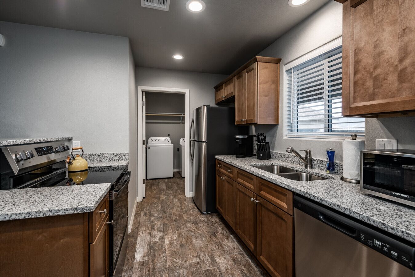 雪櫃、微波爐、焗爐、爐具