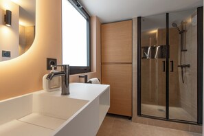 Douche, sèche-cheveux, serviettes fournies, savon