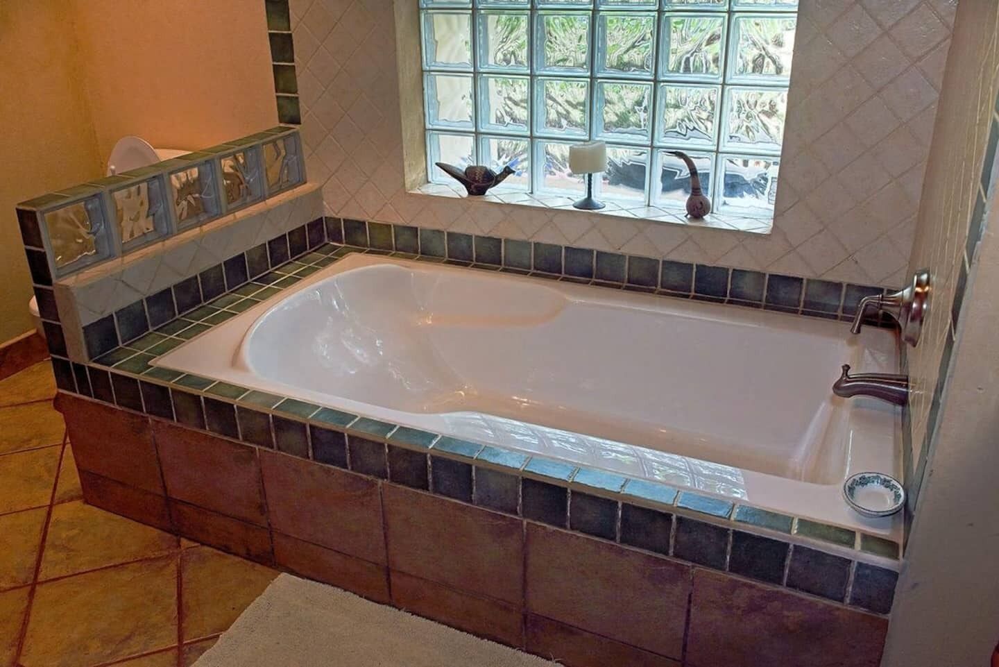 Een haardroger, handdoeken, zeep, shampoo