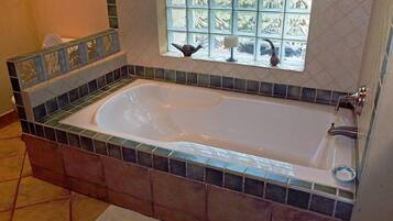 Een haardroger, handdoeken, zeep, shampoo