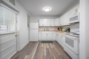 Fridge, microwave, oven, stovetop - Cozy 2-bedroom duplex near Duke (Durham)