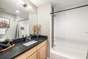 Hair dryer, towels, soap, toilet paper -  3-bedroom townhome in Kansas City (Kansas City)