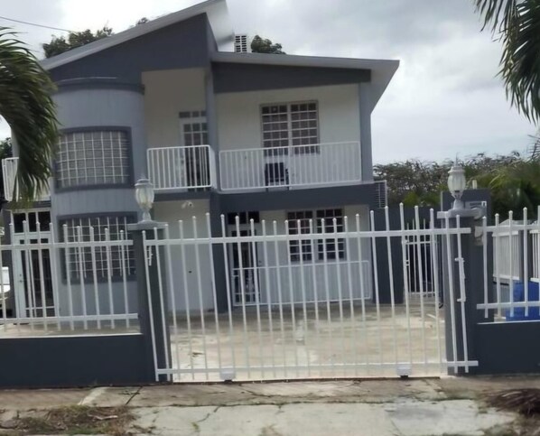 Exterior - Delightful 3-bedroom apartment with AC in Cabo Rojo for maximum of 10 guests (Cabo Rojo)