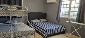 3 slaapkamers, een strijkplank/strijkijzer, internet, beddengoed
