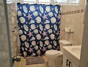 Hair dryer, towels, toilet paper - Delightful 3-bedroom apartment with AC in Cabo Rojo for maximum of 10 guests (Cabo Rojo)