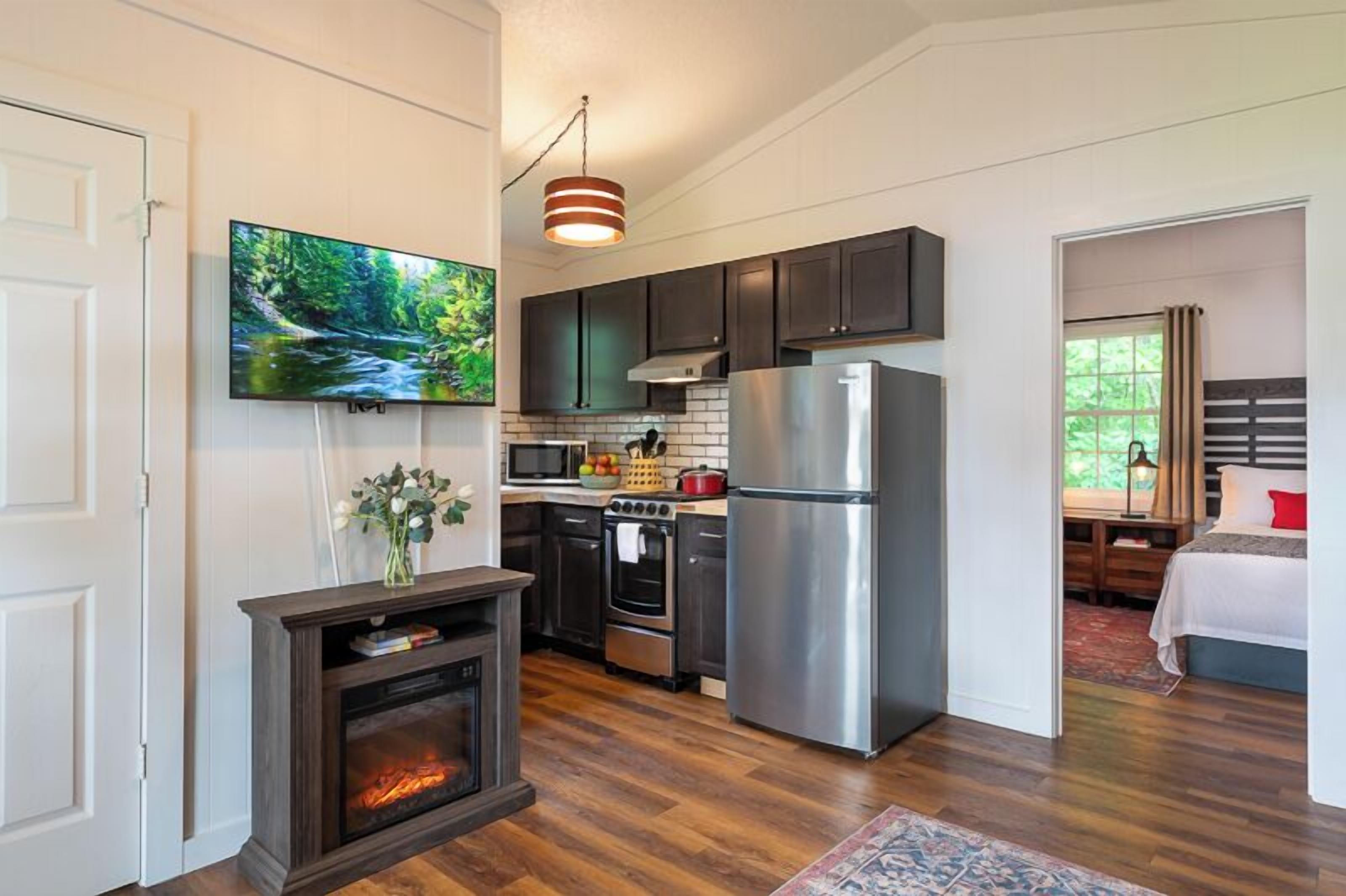 Kjøleskap, mikrobølgeovn, ovn og kokeplater