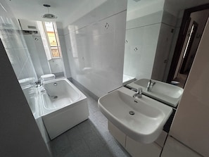 Sèche-cheveux, bidet, serviettes fournies, savon