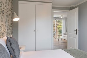 Tabla de planchar con plancha, wifi y ropa de cama 