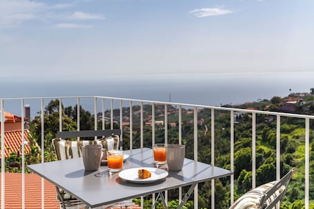 Outdoor dining. In south-west Madeira, Casas ao Sol - Cana