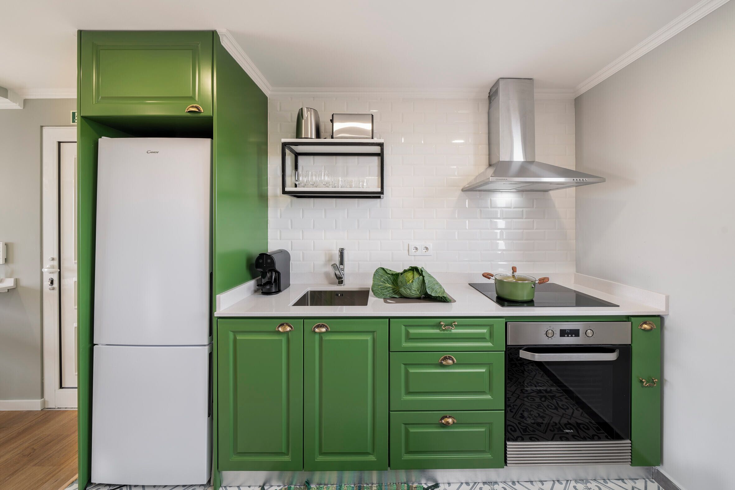 Refrigerador, horno, parrilla de estufa y cafetera y tetera 