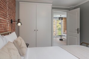 Tabla de planchar con plancha, wifi y ropa de cama 