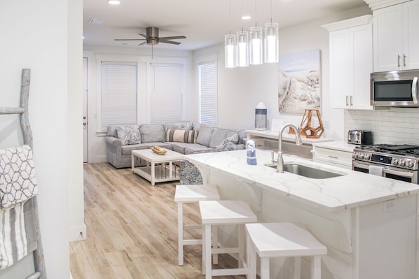 Fridge, microwave, oven, stovetop - 5 min Walk to Beach + Private Heated Pool + Fire pit + Grill + Huge Patio (Panama City Beach)