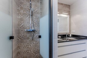 Shower, hair dryer, towels, soap - House with heated pool (Gujan-Mestras)