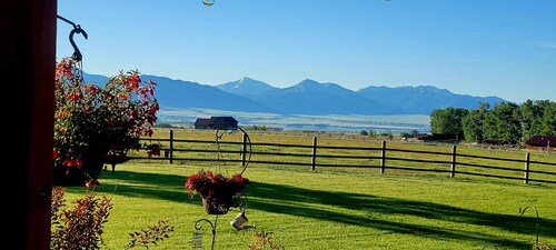 Montana Bunkhouse with unforgettable views. State of the art equine facility..